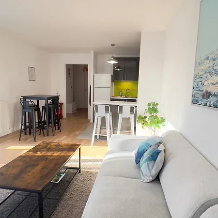 Lumiere Parisienne Moderne Lumineux Et Spacieux De 66m2 Metro L13 Parking Terrasse Et Ascenseur 아파트