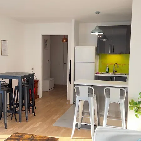 Lumiere Parisienne Moderne Lumineux Et Spacieux De 66m2 Metro L13 Parking Terrasse Et Ascenseur 아파트