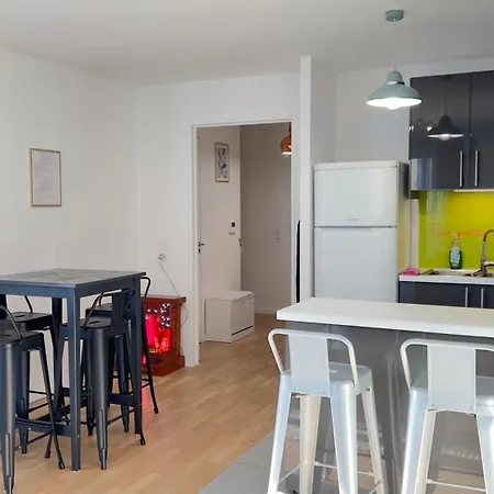 Lumiere Parisienne Moderne Lumineux Et Spacieux De 66m2 Metro L13 Parking Terrasse Et Ascenseur 아파트 말라꼬프